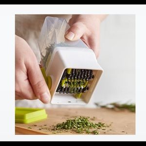 Pampered Chef Herb Mill